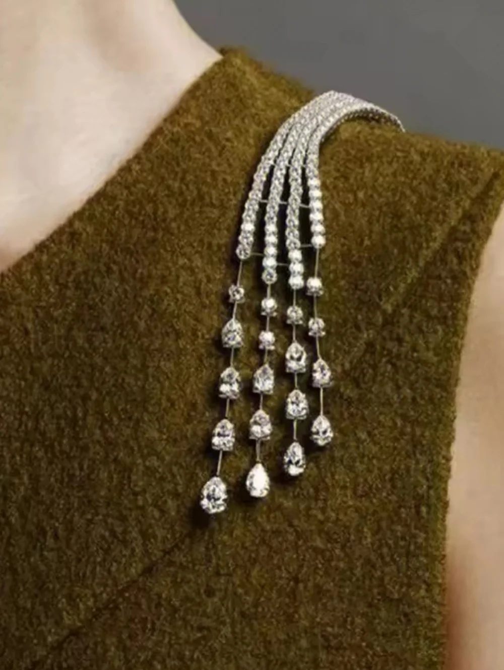 New! Crystal tassel shoulder brooch epaulette epaulet • NWOT